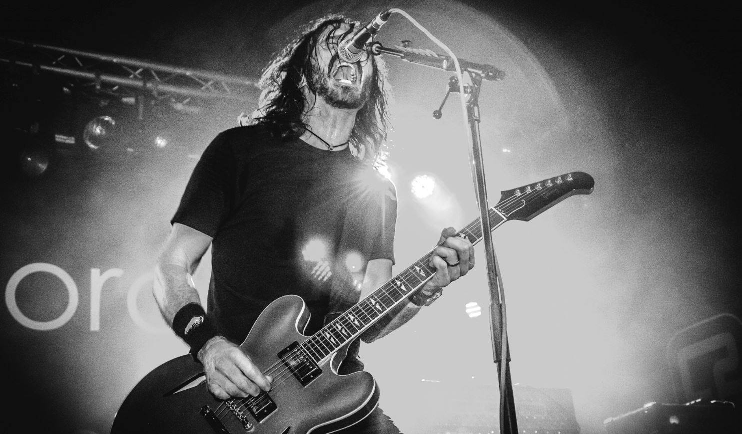 UK Foo Fighters Rescue Rooms